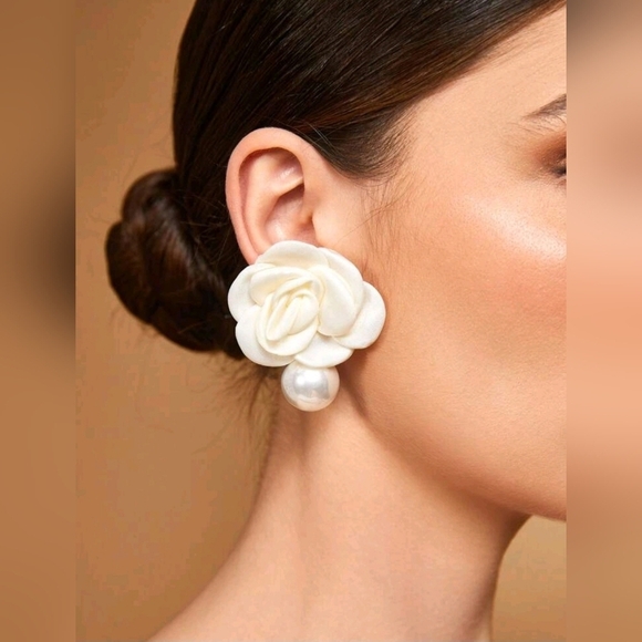 NWT Elegant Ivory Flower & Pearl Design Stud Earrings - Picture 3 of 14